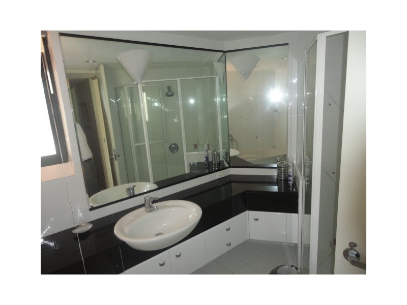 1/255 ‘On the Park’ Hedges Ave, Mermaid Beach QLD 4218