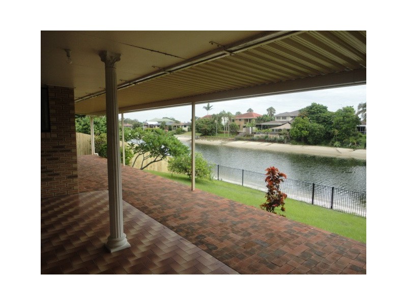 15 Coobowie st, Broadbeach Waters QLD 4218