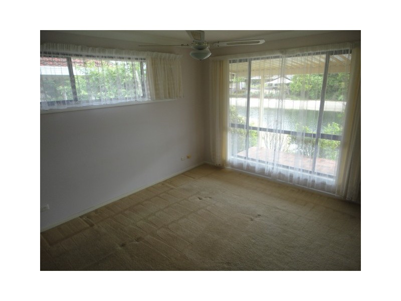 15 Coobowie st, Broadbeach Waters QLD 4218