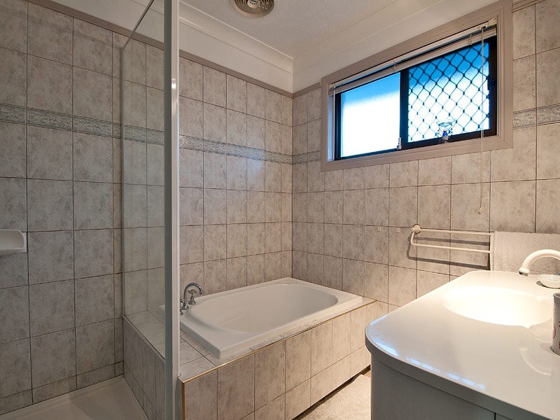 54 Claymore Cres, Sorrento QLD 4217