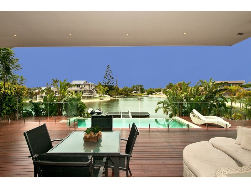 6 Meredith Drive, Broadbeach Waters QLD 4218