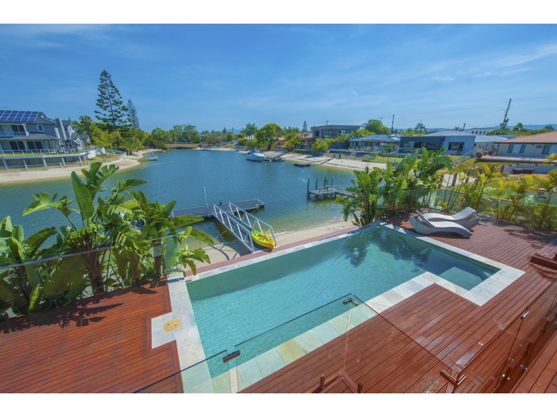 6 Meredith Drive, Broadbeach Waters QLD 4218