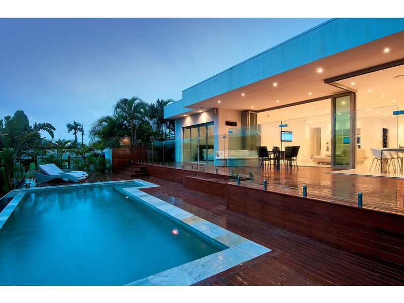 6 Meredith Drive, Broadbeach Waters QLD 4218