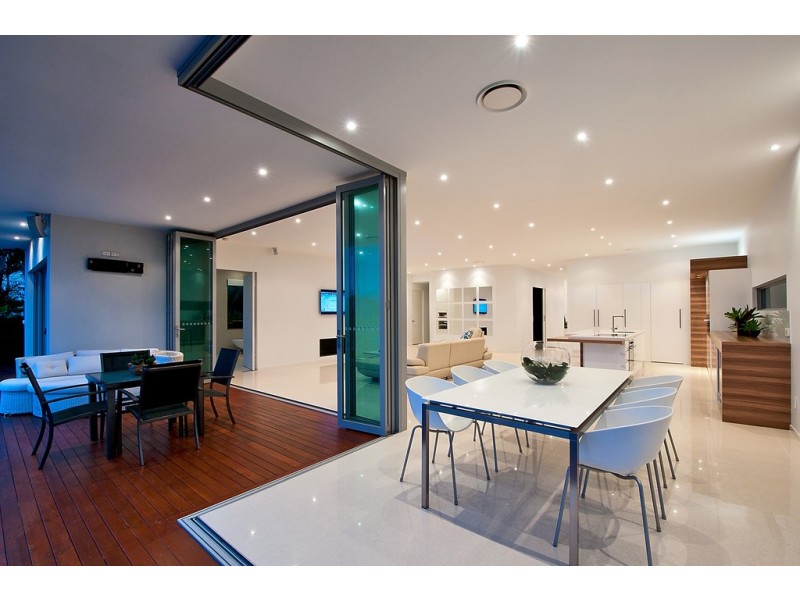 6 Meredith Drive, Broadbeach Waters QLD 4218