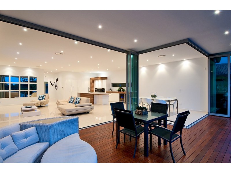 6 Meredith Drive, Broadbeach Waters QLD 4218