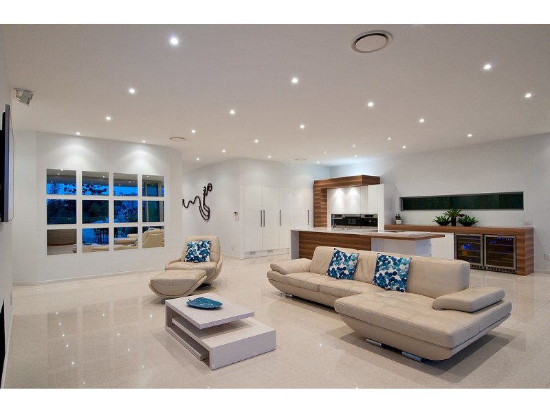 6 Meredith Drive, Broadbeach Waters QLD 4218