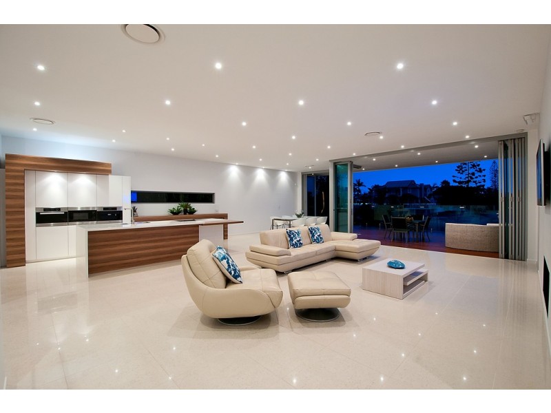 6 Meredith Drive, Broadbeach Waters QLD 4218