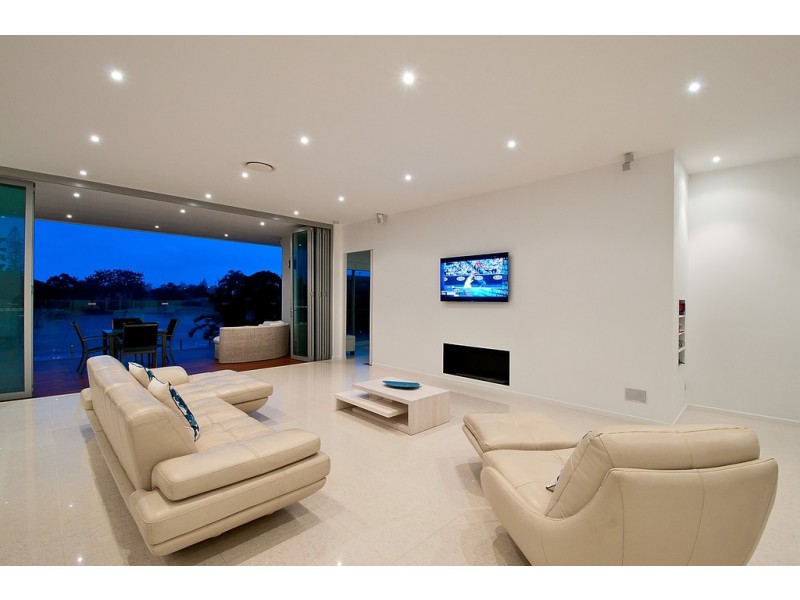 6 Meredith Drive, Broadbeach Waters QLD 4218