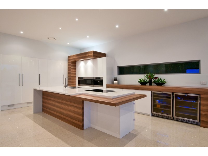 6 Meredith Drive, Broadbeach Waters QLD 4218