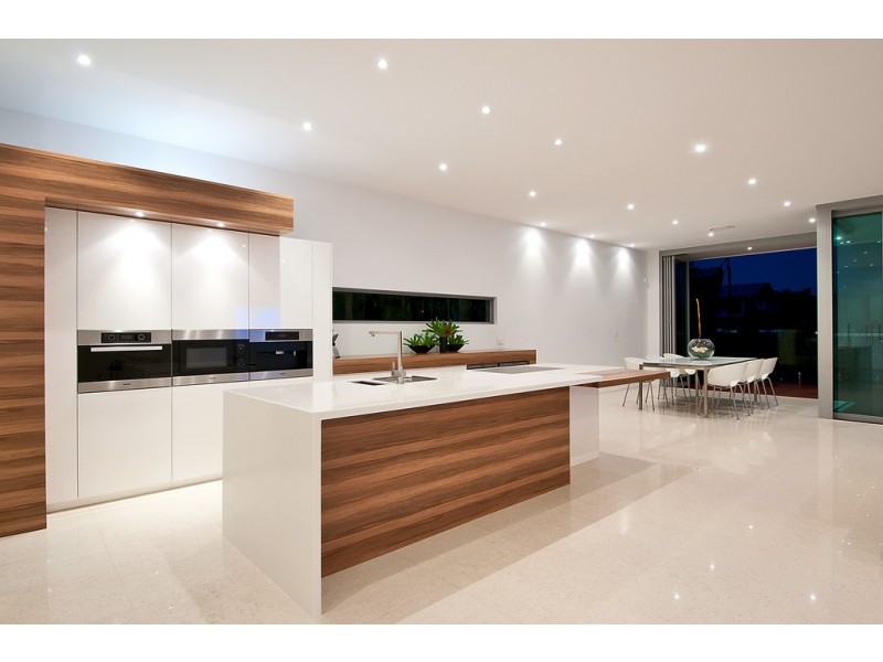 6 Meredith Drive, Broadbeach Waters QLD 4218