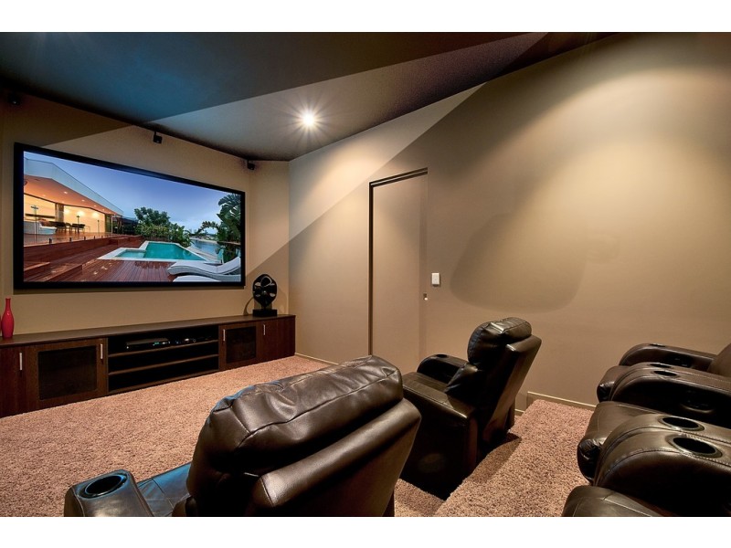 6 Meredith Drive, Broadbeach Waters QLD 4218