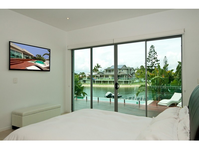 6 Meredith Drive, Broadbeach Waters QLD 4218