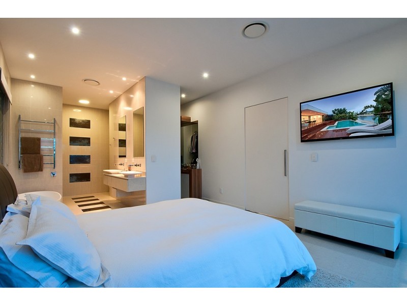 6 Meredith Drive, Broadbeach Waters QLD 4218