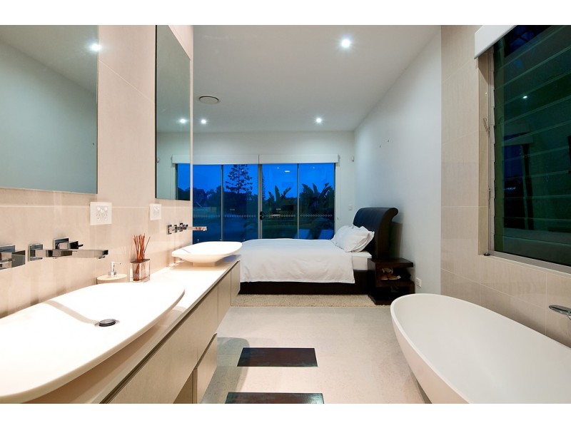6 Meredith Drive, Broadbeach Waters QLD 4218