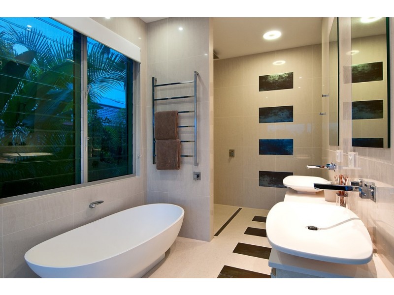 6 Meredith Drive, Broadbeach Waters QLD 4218