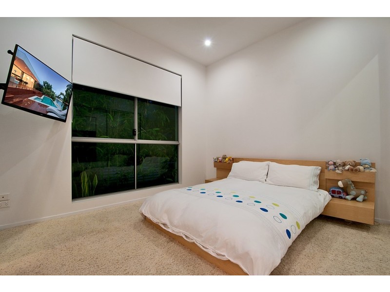 6 Meredith Drive, Broadbeach Waters QLD 4218