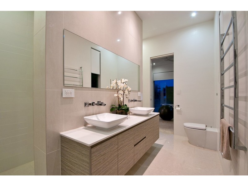 6 Meredith Drive, Broadbeach Waters QLD 4218