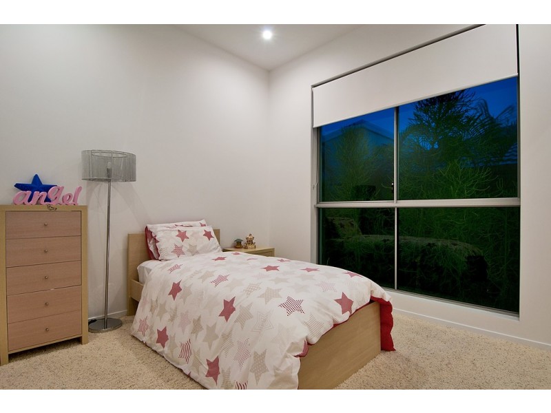6 Meredith Drive, Broadbeach Waters QLD 4218
