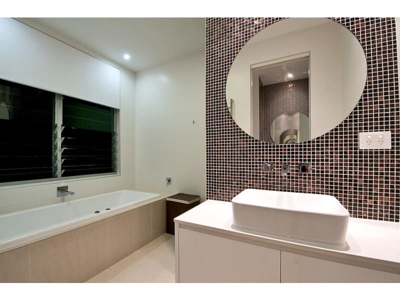 6 Meredith Drive, Broadbeach Waters QLD 4218