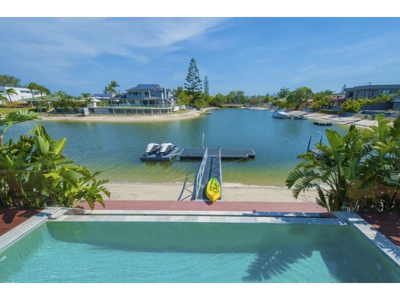 6 Meredith Drive, Broadbeach Waters QLD 4218