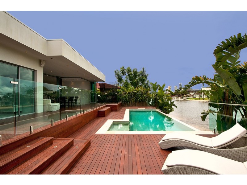 6 Meredith Drive, Broadbeach Waters QLD 4218