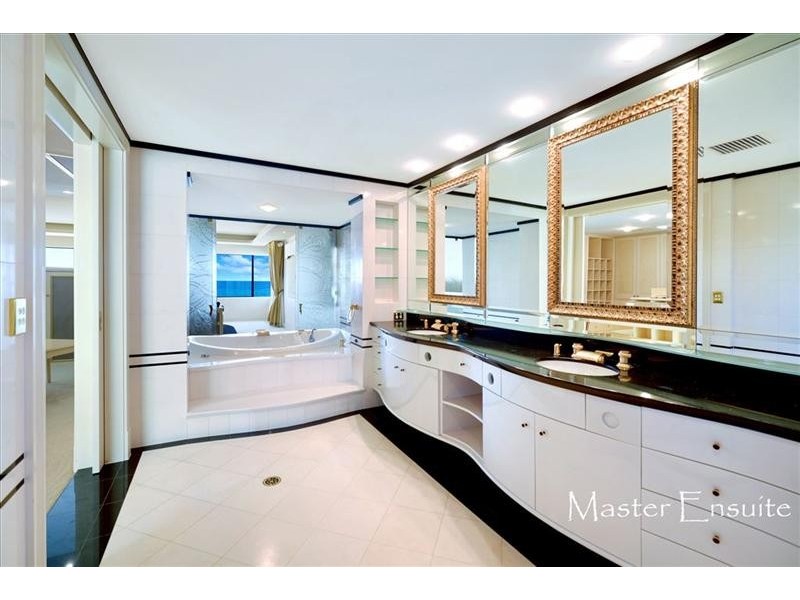 31 Hedges Avenue, Mermaid Beach QLD 4218