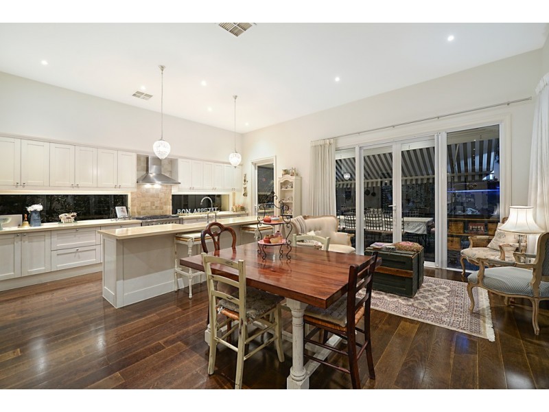 1042 Lakeview Terrace, Benowa QLD 4217