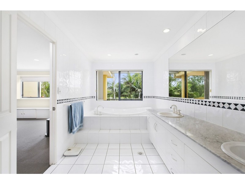 Villa 4 ‘Bradford Sth’ Rhode Island 125 Santa Cruz Blvd, Clear Island Waters QLD 4226