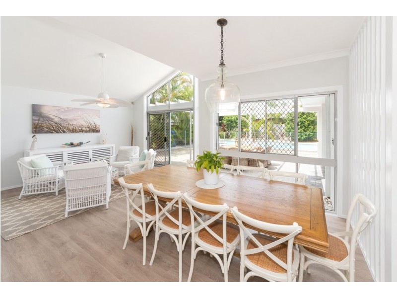 2 Monteclair Court, Mermaid Waters QLD 4218