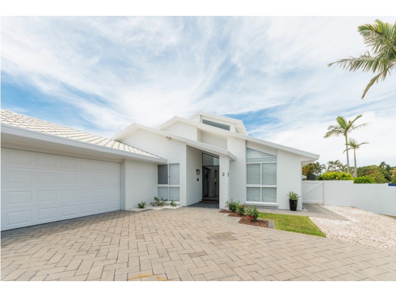 2 Monteclair Court, Mermaid Waters QLD 4218