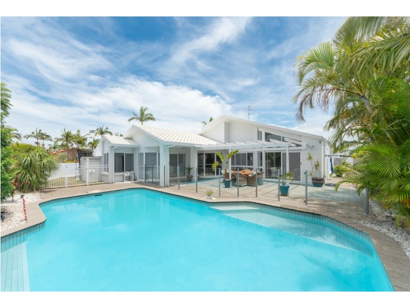 2 Monteclair Court, Mermaid Waters QLD 4218