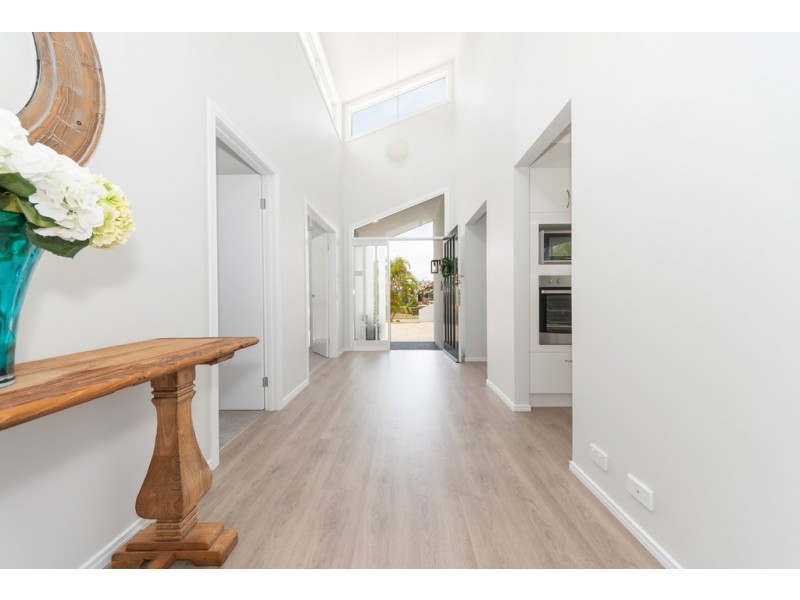 2 Monteclair Court, Mermaid Waters QLD 4218