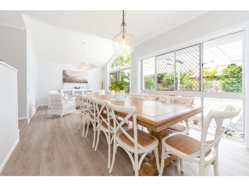 2 Monteclair Court, Mermaid Waters QLD 4218