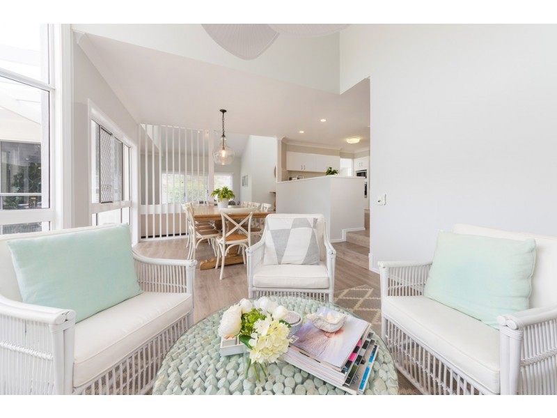 2 Monteclair Court, Mermaid Waters QLD 4218