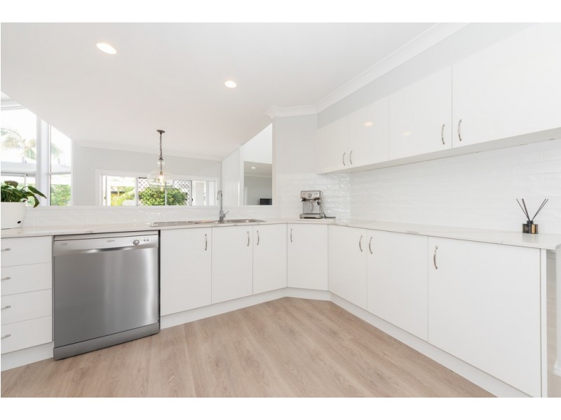 2 Monteclair Court, Mermaid Waters QLD 4218