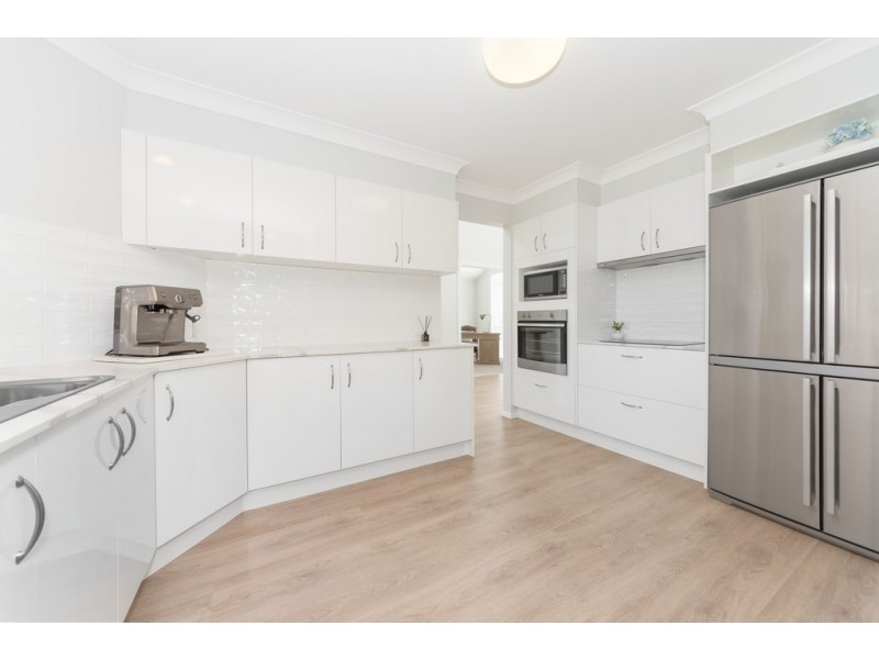 2 Monteclair Court, Mermaid Waters QLD 4218