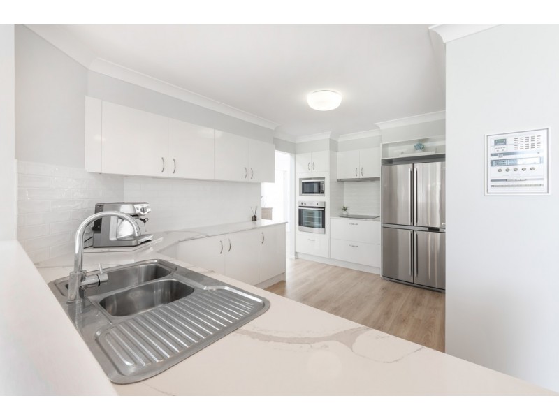 2 Monteclair Court, Mermaid Waters QLD 4218