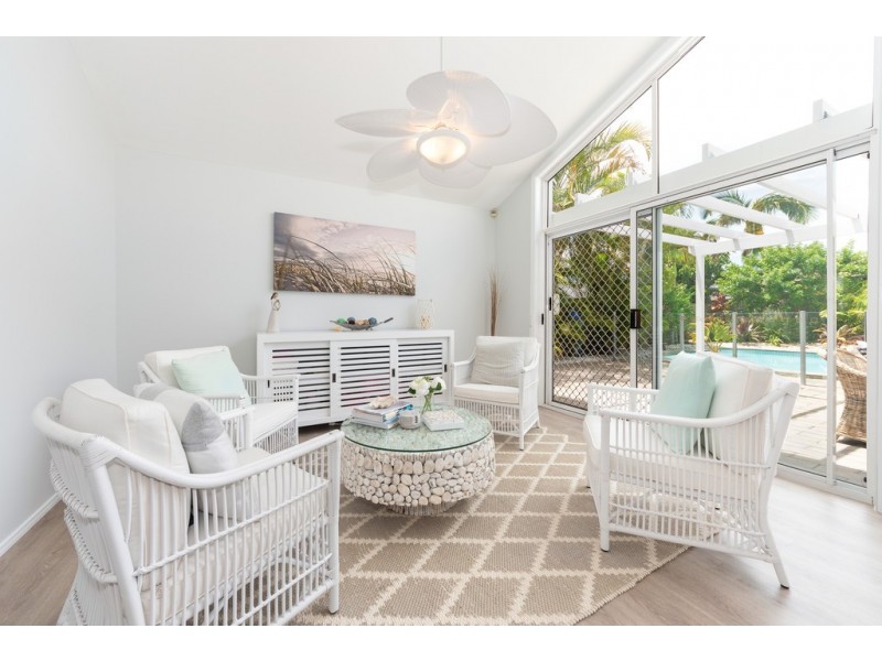 2 Monteclair Court, Mermaid Waters QLD 4218