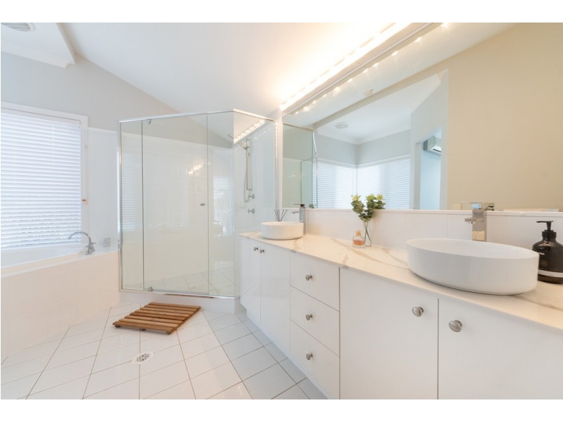 2 Monteclair Court, Mermaid Waters QLD 4218