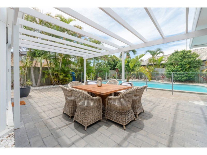 2 Monteclair Court, Mermaid Waters QLD 4218