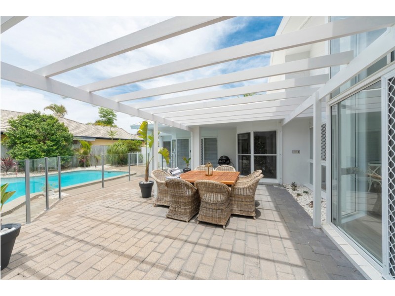 2 Monteclair Court, Mermaid Waters QLD 4218