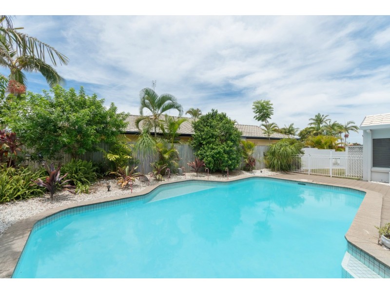 2 Monteclair Court, Mermaid Waters QLD 4218