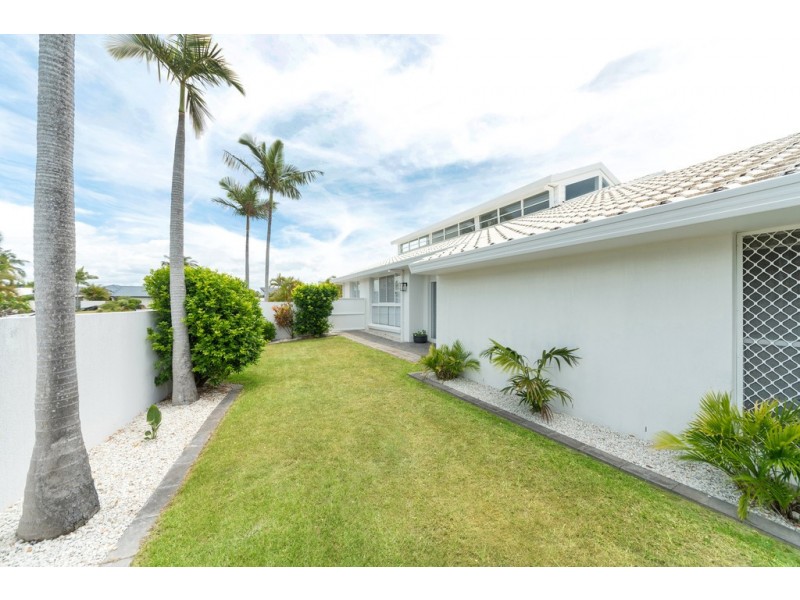 2 Monteclair Court, Mermaid Waters QLD 4218