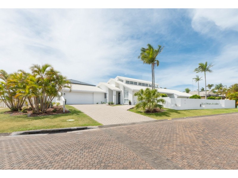 2 Monteclair Court, Mermaid Waters QLD 4218