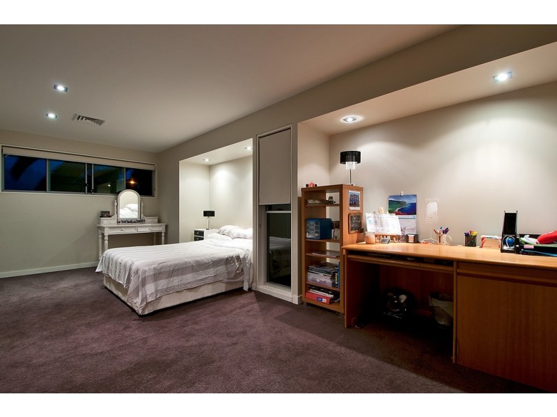 8 Wallaby Place, Sorrento QLD 4217