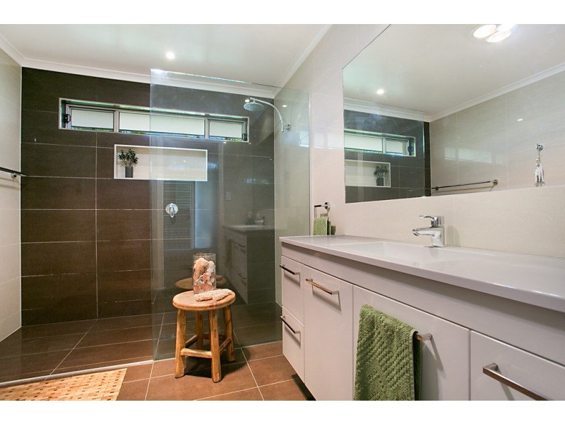 37 Auk Avenue, Burleigh Waters QLD 4220