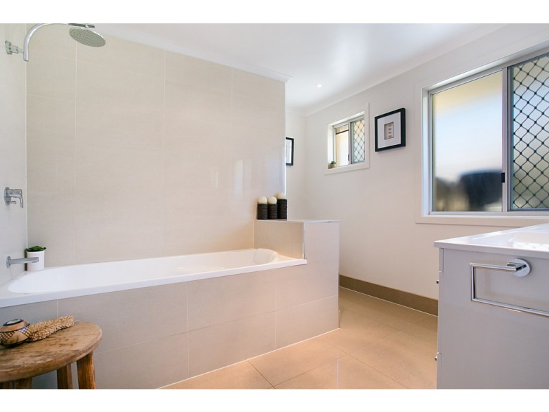 37 Auk Avenue, Burleigh Waters QLD 4220