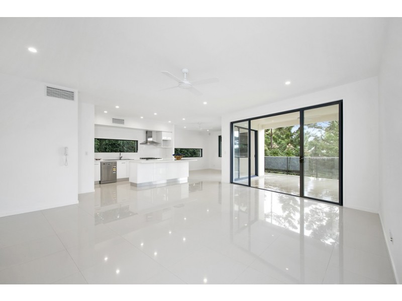 6017 Vista Drive, Benowa QLD 4217