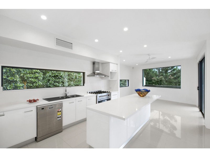 6017 Vista Drive, Benowa QLD 4217