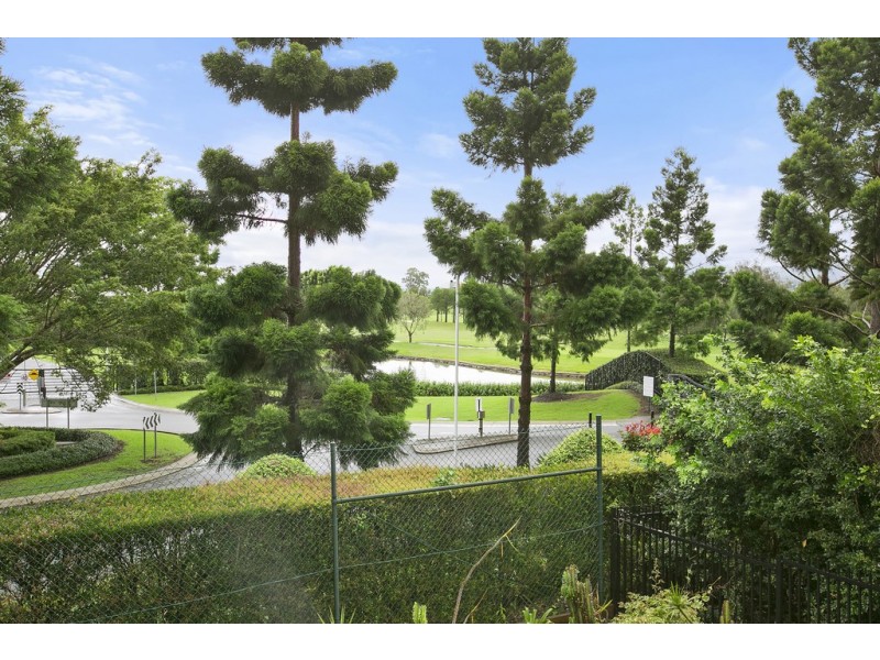 6017 Vista Drive, Benowa QLD 4217